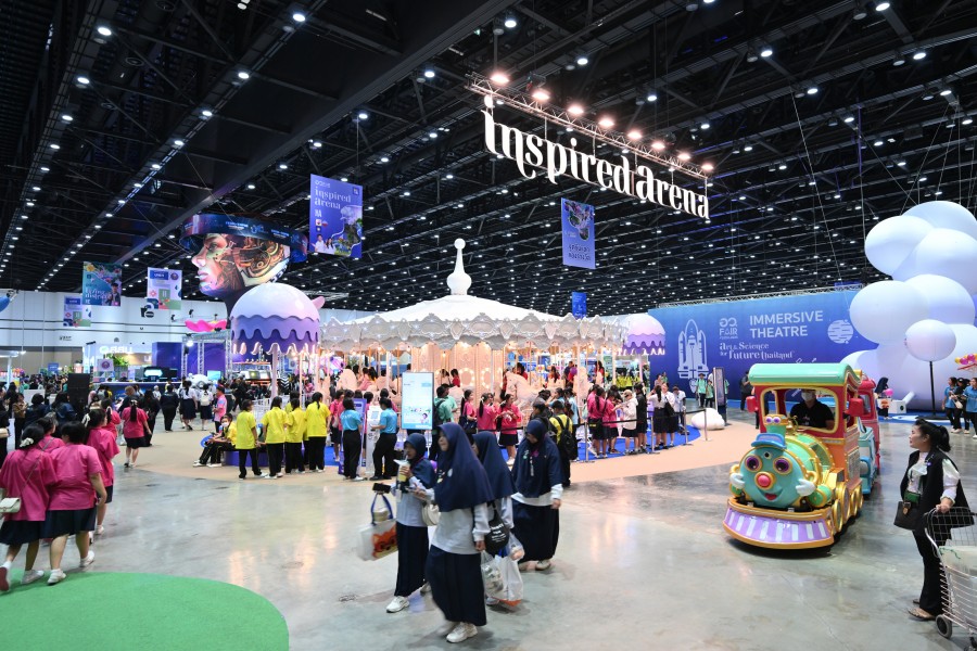 ‘อว.แฟร์ 2025’ เปิดพื้นที่ให้เหล่าครีเอเตอร์ได้โชว์ลวดลาย ฉายภาพอนาคตประเทศไทย ใน “Cloud Pavilion” คิดสร้างสรรค์ผ่านหนังสั้น 7 มิติใหม่ เดินหน้ากระตุ้นความคิด หนุนคนไทยทำอาชีพผลิตคอนเทนต์อย่างยั่งยืน