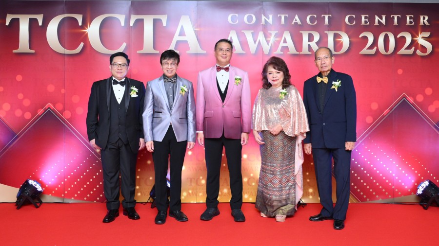 TCCTA จัดใหญ่ “TCCTA Contact Center Awards 2025” งานประกาศรางวัลสุดยอดดาวเด่นวงการคอนแทคเซ็นเตอร์แห่งปี 9 กันยายน 2568, กรุงเทพฯ – จัดขึ้นอย่างยิ่งใหญ่ กับงานประกาศรางวัล “TCCTA Contact Center Awards 2025” ซึ่งจัดขึ้นต่อเนื่องเป็นปีที่ 9 โดยสมาคมการค้าธุรกิจศูนย์บริการทางโทรศัพท์ไทย (TCCTA: Thai Contact Center Trade Association) เพื่อมอบรางวัลให้แก่องค์กร และบุคคลที่เป็นดาวเด่นในสายงาน พร้อมยกระดับธุรกิจบริการคอนแทคเซ็นเตอร์ไทยให้ทัดเทียมมาตรฐานสากล รวมไปถึงการสร้างขวัญกำลังใจให้แก่บุคลากรในสายงานคอนแทคเซ็นเตอร์ เพื่อเป็นต้นแบบในการพัฒนาธุรกิจต่อไป ณ โรงละครอักษรา คิง เพาเวอร์  รางวัล TCCTA Contact Center Awards 2025 มีองค์กรและบุคคลที่ได้รับรางวัลทั้งสิ้น 116 รางวัล แบ่งรางวัลออกเป็น 2 ประเภท ได้แก่ รางวัลประเภทบุคคล (Individual) จำนวน 64 รางวัล แบ่งเป็นรางวัลยอดเยี่ยม 9 รางวัล, รางวัลดีเด่น 53 รางวัล, รางวัลชมเชย 2 รางวัล และรางวัลประเภทองค์กร (Corporate) จำนวน 52 รางวัล แบ่งเป็นรางวัลเหรียญทอง 18 รางวัล, รางวัลเหรียญเงิน 17 รางวัล, เหรียญทองแดง 15 รางวัล และรางวัล The Best Contact Center of the Year จำนวน 2 รางวัล โดยภายในงานได้รับเกียรติจากตัวแทนองค์กร และผู้เชี่ยวชาญในสายงานบริการด้านคอนแทคเซ็นเตอร์ ที่มาร่วมเป็นสักขีพยานในการมอบรางวัล โดยมีนายศรัณย์ เวชสุภาพร นายกสมาคมการค้าธุรกิจศูนย์บริการทางโทรศัพท์ไทย ให้การต้อนรับแขกผู้มีเกียรติและตัวแทนจากองค์กรต่างๆ อย่างเป็นทางการ พร้อมกล่าวเปิดงานบอกเล่าถึงวัตถุประสงค์ในการจัดงานมอบรางวัลในครั้งนี้  นายศรัณย์ เวชสุภาพร นายกสมาคมการค้าธุรกิจศูนย์บริการทางโทรศัพท์ไทย เปิดเผยว่า “อุตสาหกรรมคอนแทคเซ็นเตอร์ของไทยกำลังก้าวเข้าสู่ยุคดิจิทัลแห่งการทำงานร่วมกันอย่างชาญฉลาดระหว่างเทคโนโลยี AI และทรัพยากรบุคคล ถึงแม้ว่าเราอาจคาดหวังให้เทคโนโลยี AI เข้ามามีส่วนช่วยในการรองรับงานบริการได้แบบครบวงจร แต่ในความเป็นจริงแล้วนั้นเทคโนโลยี AI ยังไม่สามารถตอบโจทย์ในเรื่องของความรู้สึกได้ ซึ่งในปัจจุบันลูกค้าส่วนใหญ่ยังคงต้องการการติดต่อสื่อสารกับเจ้าหน้าที่ที่เป็นบุคคลที่จะสามารถเข้าใจ ช่วยแก้ปัญหา และสามารถตอบสนองต่อความรู้สึกแก่ลูกค้าได้อย่างเป็นธรรมชาติมากกว่า”  แต่อย่างไรก็ตาม หลายองค์กรชั้นนำต่างนำเทคโนโลยี AI มาประยุกต์ใช้ โดยการให้ AI เข้ามาดูแลในส่วนงานบริการมาตรฐานทั่วไป เช่น การตอบปัญหาเบื้องต้น การรับเรื่องร้องเรียนเพื่อส่งต่อปัญหาไปยังบุคลากรเพื่อแก้ปัญหา แต่ก็ยังให้พนักงานคอนแทคเซ็นเตอร์ทำงานควบคู่ไปด้วย จึงส่งผลให้ความต้องการพนักงานคอนแทคเซ็นเตอร์ในปัจจุบันยังคงเพิ่มสูงขึ้นอย่างต่อเนื่องโดยเฉลี่ย 10-20% และเพื่อเป็นการขับเคลื่อนสายงานการบริการคอนแทคเซ็นเตอร์ให้เป็นไปอย่างมีประสิทธิภาพ และเป็นการเชิดชูบุคลากรในสายงานที่ร่วมผลักดันธุรกิจบริการคอนแทคเซ็นเตอร์ด้วยดีเสมอมา สมาคมการค้าธุรกิจศูนย์บริการทางโทรศัพท์ไทยจึงจัดงานประกาศรางวัล ‘TCCTA Contact Center Awards 2025’ ต่อเนื่องเป็นประจำทุกปี เพื่อขับเคลื่อนบุคลากรในการสร้างสรรค์นวัตกรรม และส่งเสริมบริการรูปแบบใหม่ ผลักดันคอนแทคเซ็นเตอร์สู่ระดับสากล – นายศรัณย์ เวชสุภาพร กล่าวเพิ่มเติม  ในปีนี้ มีบุคลากรและบริษัทชั้นนำระดับประเทศเข้าร่วมรับรางวัลอันทรงเกียรติกันอย่างคับคั่ง อาทิ ทรู คอร์ปอเรชั่น, กรุงเทพประกันชีวิต, ธนาคารยูโอบี, เอฟดับบลิวดี ประกันชีวิต, แกร็บแท็กซี่, ทรูทัช, ไทยเวียตเจ็ท แอร์ จอยท์ สต็อค, บิทคับออนไลน์, การไฟฟ้าส่วนภูมิภาค, กรุงไทย-แอกซ่า ประกันชีวิต, พรูเด็นเชียลประกันชีวิต, สยามคูโบต้า, เครือโรงพยาบาลพญาไท-เปาโล, รู้ใจประกันภัย, บุญรอด ซัพพลายเชน, ดีเอชแอล เอ๊กซ์เพรส และอีกหลากหลายองค์กร  นอกจากนี้ บริษัทที่ได้รับรางวัลเหรียญทองจาก 5 ประเภท ได้แก่ รางวัล The Best Employee Engagement Contact Center, รางวัล The Best Technology Innovation Contact Center, รางวัล The Best Contact Center Operations, รางวัล The Best Business Contribution Contact Center และรางวัล The Best  Customer Experience Contact Center จะได้รับสิทธิ์ในการเข้าร่วมการประกวด CCAPAC Award 2025 ระดับเอเชียแปซิฟิค ในเดือนพฤศจิกายนนี้ ที่ฮ่องกง  สามารถติดตามความเคลื่อนไหวและภาพบรรยากาศภายในงานประกาศรางวัล TCCTA Contact Center Awards 2025 ได้ที่เพจเฟซบุ๊ก Thai Contact Center Trade Association-TCCTA หรือ www.tccta.or.th