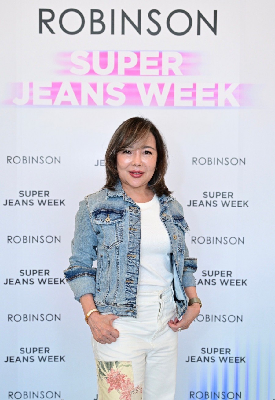 อรวรรณ ทิพย์สุวรรณพร บอสสาวแห่งห้างโรบินสัน ในเครือเซ็นทรัล รีเทล ที่ขอปลุกกระแสยีนส์ให้กลับมาร้อนแรงอีกระลอกกับการคิกออฟงานยีนส์ งานใหญ่แห่งปี “ROBINSON SUPER JEANS WEEK”