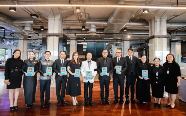 หนังสือในดวงใจคนไทย “เขียนถึงสมเด็จฯ” ผลงานของ หม่อมราชวงศ์กิติวัฒนา ปกมนตรี กลับมาอีกครั้งในการพิมพ์ครั้งที่ 9 โดยการจับมือกันของบุตรสาว มาดามจอย อวัสดา ปกมนตรี จับมือดร.ฉัตรเฉลิม เฉลิมชัยวัฒน์ แห่งสำนักพิมพ์บันทึกสยาม