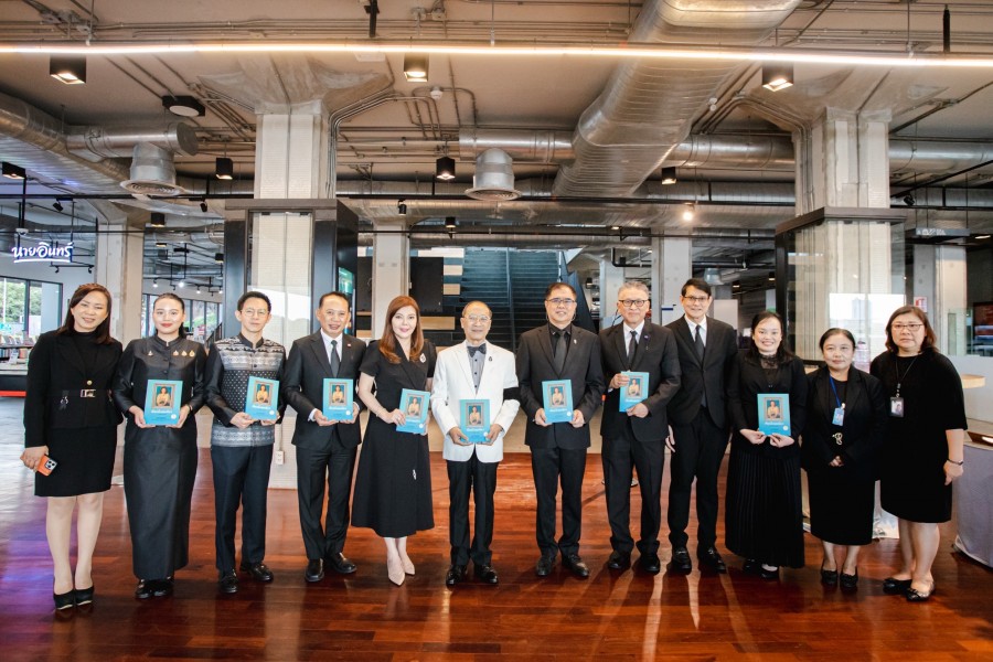 หนังสือในดวงใจคนไทย “เขียนถึงสมเด็จฯ” ผลงานของ หม่อมราชวงศ์กิติวัฒนา ปกมนตรี กลับมาอีกครั้งในการพิมพ์ครั้งที่ 9 โดยการจับมือกันของบุตรสาว มาดามจอย อวัสดา ปกมนตรี จับมือดร.ฉัตรเฉลิม เฉลิมชัยวัฒน์ แห่งสำนักพิมพ์บันทึกสยาม